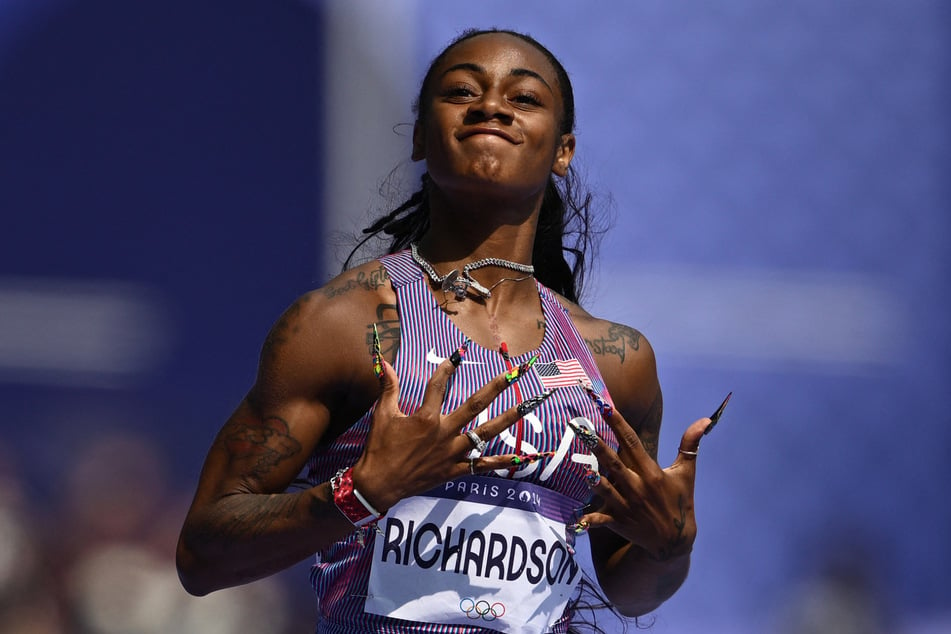 Sha'Carri Richardson launched her bid for Olympic redemption with a comfortable victory in the opening heats of the women's 100 meters at the Stade de France on Friday.