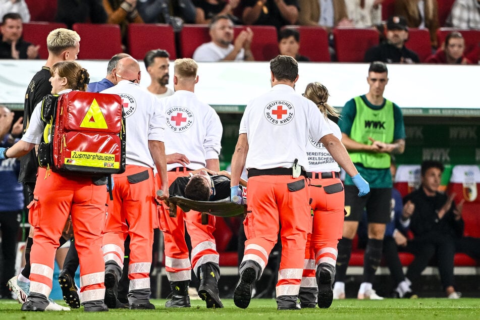 Robin Fellhauer (27) wird verletzt vom Platz getragen.