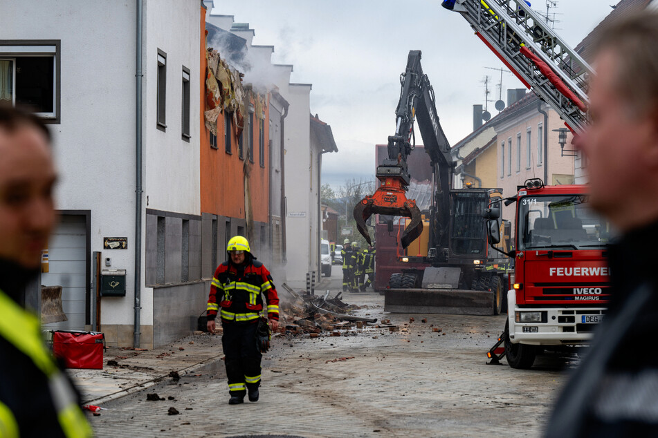 Fünf Mehrfamilienhäuser sind am Ostermontag in Brand geraten, nachdem das Feuer in einer Garage ausgebrochen war und von dort auf die benachbarten Gebäude übergegriffen hatte.