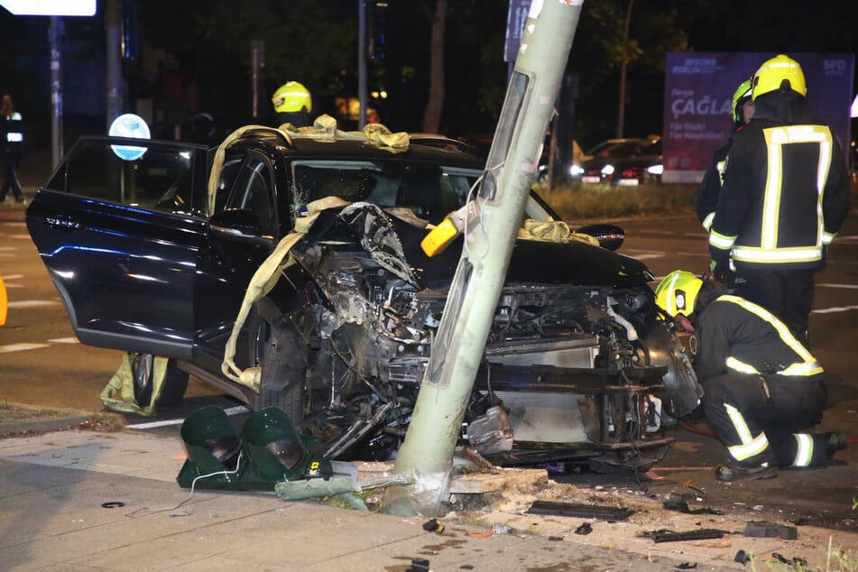 Der Mietwagen ist frontal gegen die Ampel gekracht.