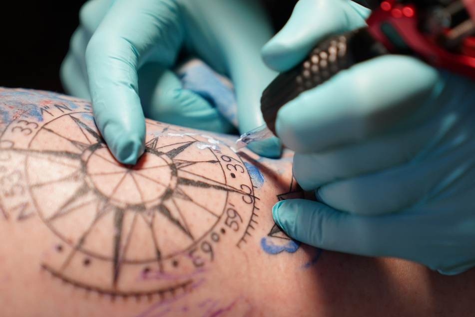 Nur noch Schwarzmalerei? Am 4. Januar tritt ein Verbot bunter Tattoofarben in der EU in Kraft.