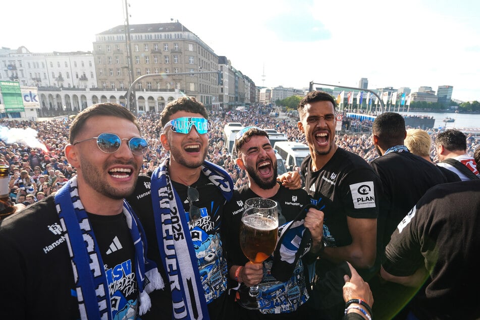 "(Nicht nur) ein Bier, bitte" - V.l.n.r.: Torhüter Daniel Heuer Fernandes (32), Daniel Elfadli (28), Marco Richter (27) sowie Robert Glatzel (31) in Feierlaune auf dem dem Partybus.
