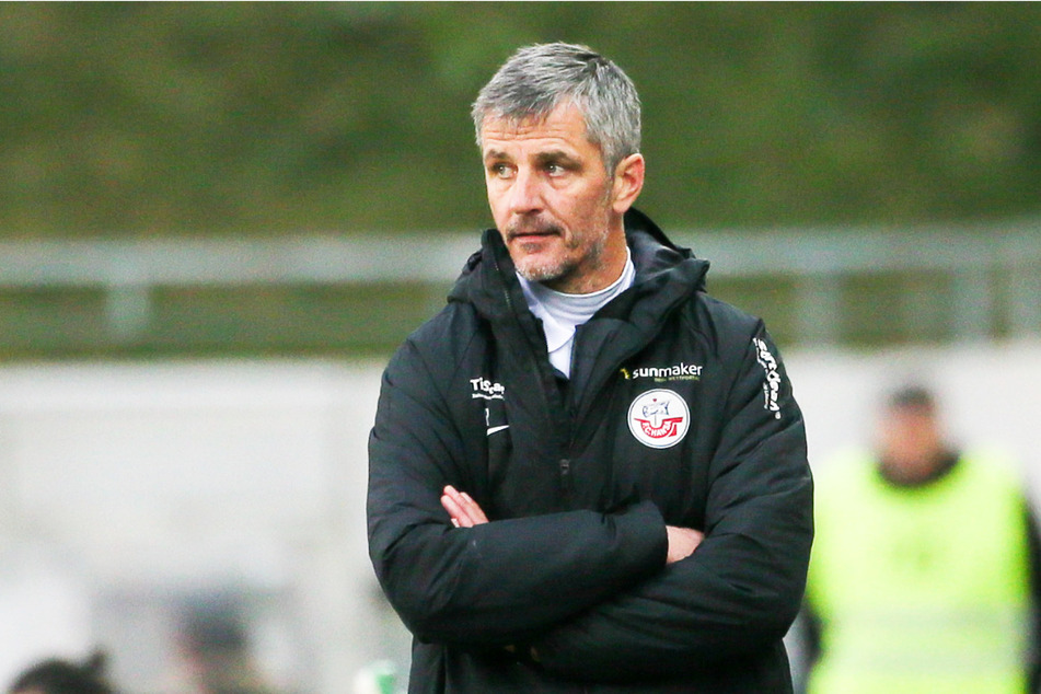 Hansa-Trainer Jens Härtel (51) steht mit seinem Team erstmals seit dem 8. Spieltag wieder auf einem direkten Aufstiegsplatz.