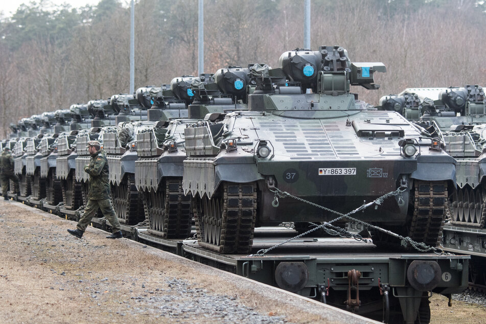 Zahlreiche auf Zügen verladene Panzer wurden zuletzt im Raum Leipzig beobachtet. Sichtungen wie diese könnten sich derzeit häufen, hieß es vonseiten der Bundeswehr.