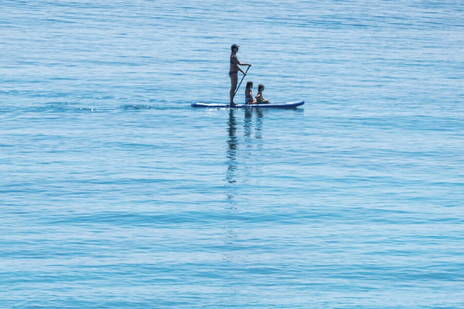 Als die Rettungskräfte die Mutter (47) und die beiden Kinder (12, 8) fanden, klammerten sie sich an eines der Stand-up-Paddleboards. (Symbolbild)