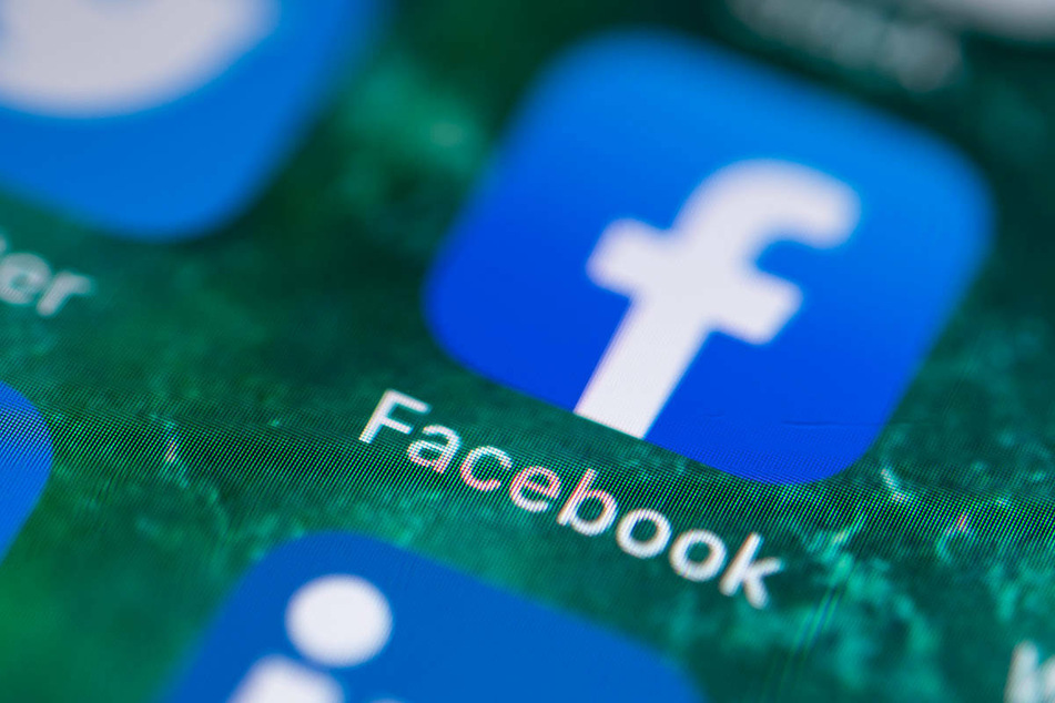 Das Logo der Facebook-App auf einem Handy. Nach Einschätzung des Berliner Strafverteidigers Toralf Nöding spielen Ermittlungen in sozialen Medien bei der Aufklärung von Straftaten eine immer größere Rolle.
