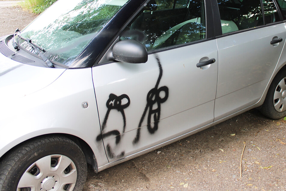 Gleich zwei Penisse zieren nun die Fahrertür dieses Autos. Außerdem zieht sich eine schwarze Linie von der Motorhaube über die Frontscheibe bis zur Tür.