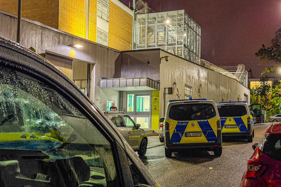 Die Polizei rückte am Abend zur JVA in Pforzheim aus.