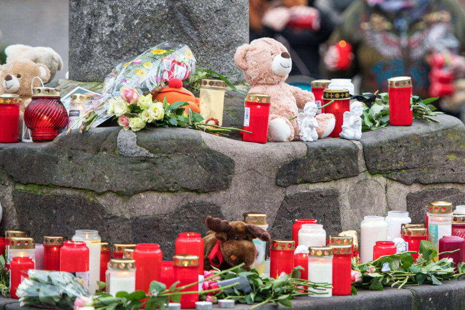 An mehreren Stellen in Trier wurden Kerzen zum Gedenken an die Opfer der Amokfahrt aufgestellt.