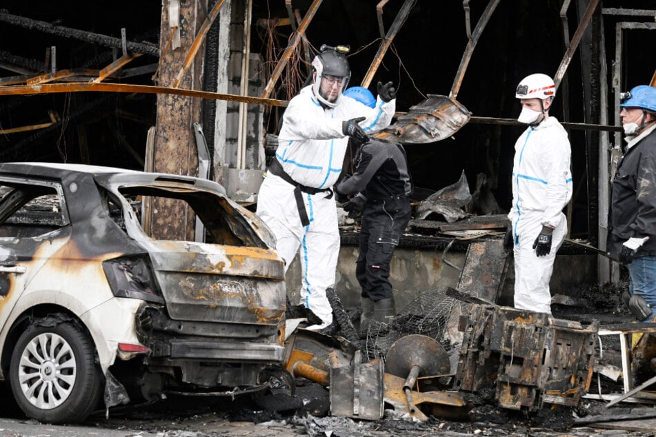 Ermittler verschafften sich kurz nach der Explosion Zugang zu dem betroffenen Kiosk.