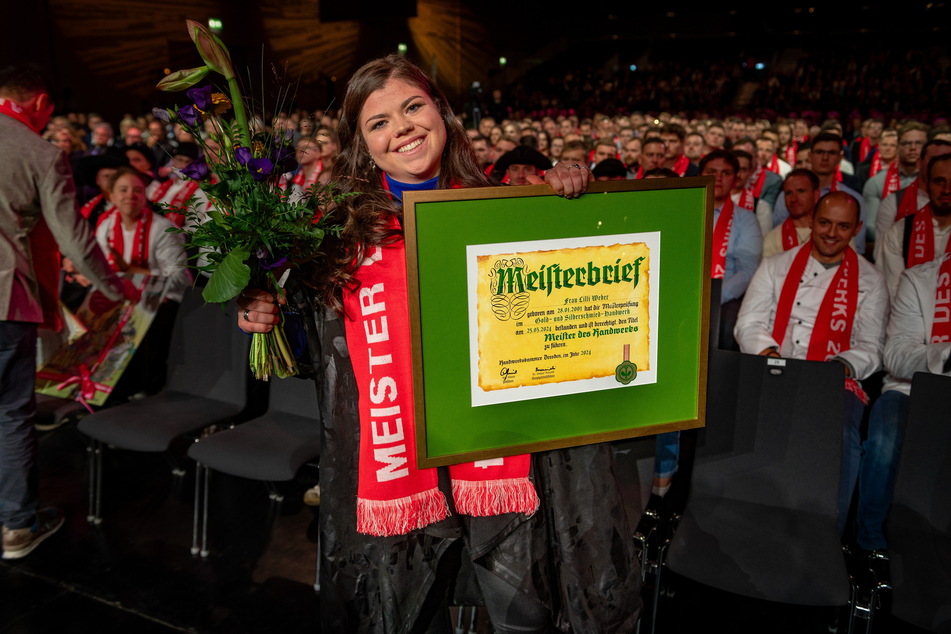Große Freude bei Goldschmiedin Lilli Weber (23): Sie darf sich endlich Meisterin nennen.