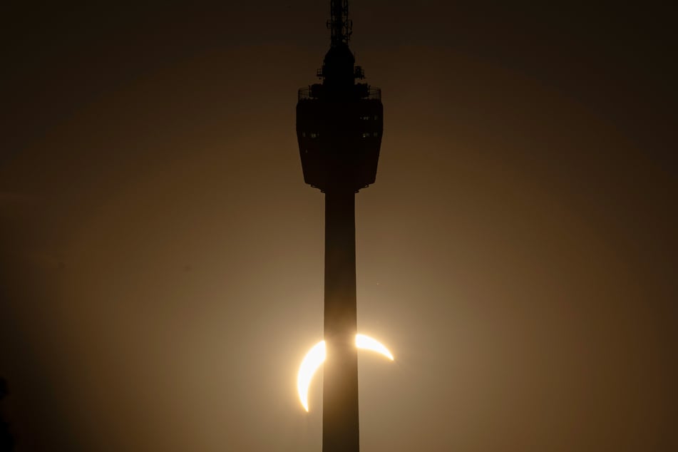 Die partielle Sonnenfinsternis mit Blick auf den Stuttgarter Fernsehturm.