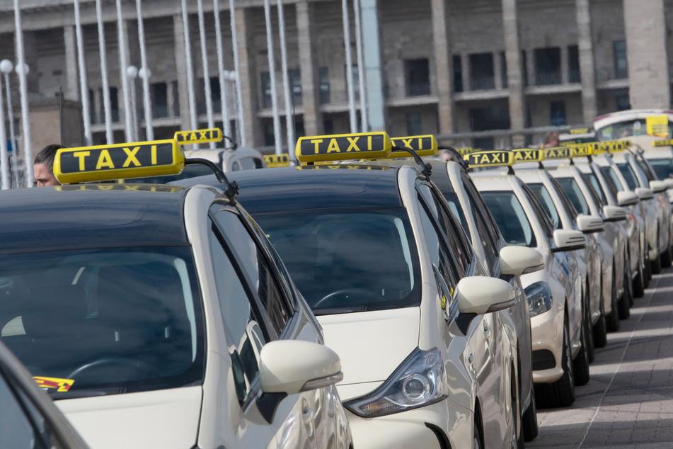 Berlin: Nächster Teuer-Schock droht: Taxi-Preise sollen noch vor Weihnachten kräftig steigen