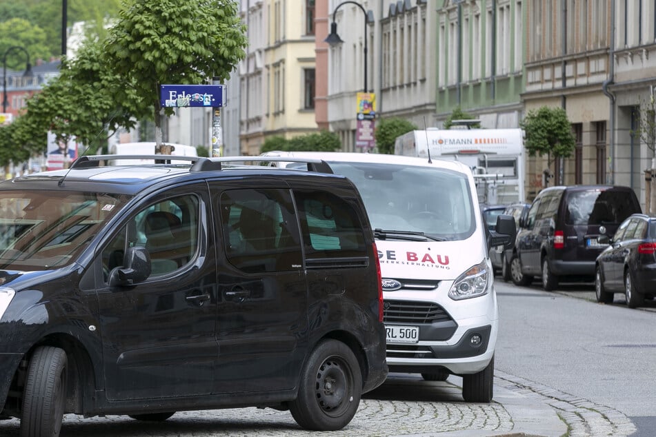 Auf der Erlenstraße in der Leipziger Vorstadt musste ein Polizist (30) im Dienstfrei einen renitenten jungen Mann unter Kontrolle bringen. (Archivbild)