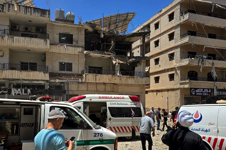 Krankenwagen standen am Freitag vor einer Wohnung in der libanesischen Stadt Nabatäa, die nach einer Reihe israelischer Luftangriffe auf unterirdische Einrichtungen der pro-iranischen Hisbollah in den Außenbezirken der Stadt zerstört wurde.