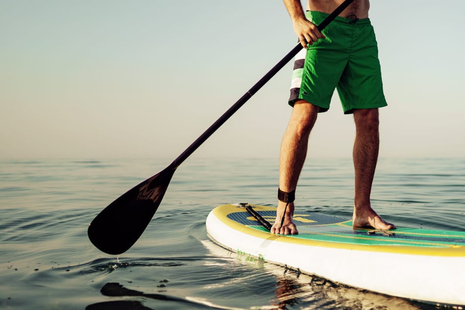 Ein 29-Jähriger ist am Wochenende von einem Stand-up-Paddle gefallen und gilt seither als vermisst. (Symbolbild)