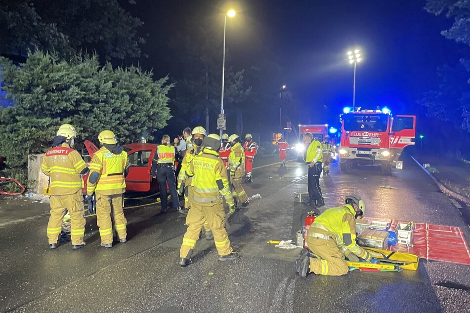Bei dem Unfall in Bergisch Gladbach sind vier Autoinsassen verletzt worden. Ein Mann wurde mit lebensgefährlichen Verletzungen ins Krankenhaus gebracht.
