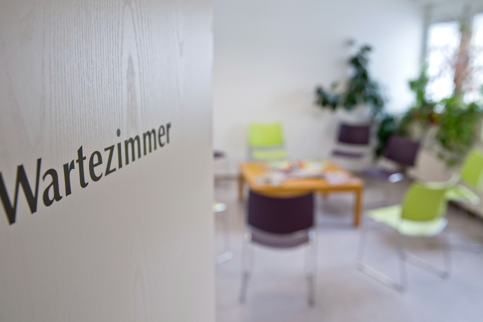 In Hamburg kommen in der Corona-Pandemie deutlich weniger Patienten in die Praxen.
