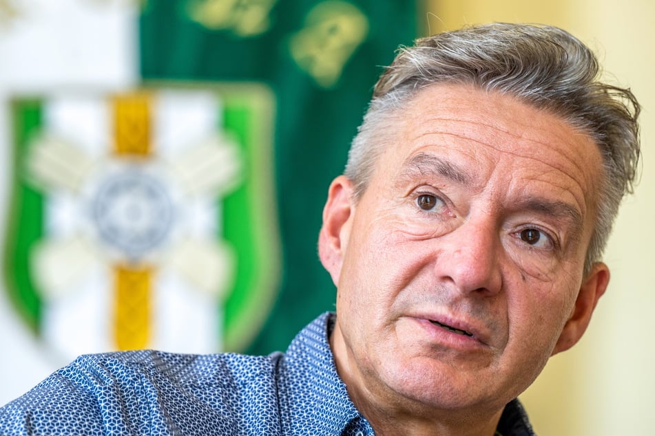 Ortsvorsteher Lutz Neubert (54, Freie Wählergemeinschaft) ist erleichtert, dass die gefährliche Ruine verschwindet. (Archivfoto)