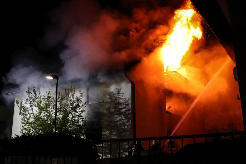 Als die Feuerwehr eintraf, stand das Zweifamilienhaus in Mühlheim am Main bereits lichterloh in Flammen.