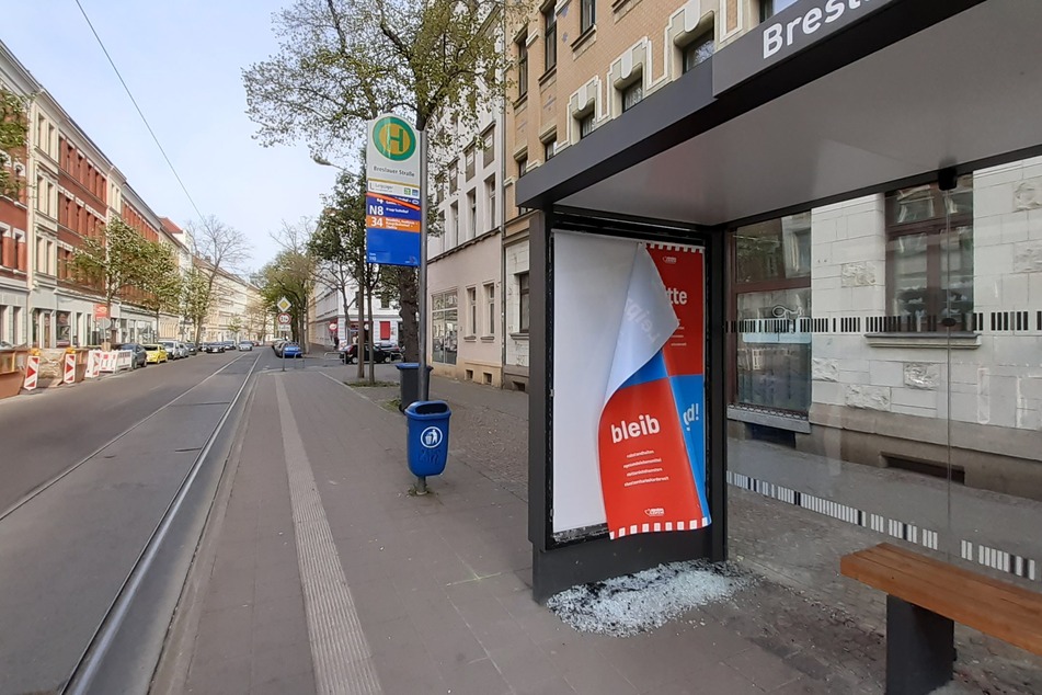 Vier Jugendliche haben am späten Dienstagabend ein LVB-Wartehäuschen in Stötteritz zerstört.