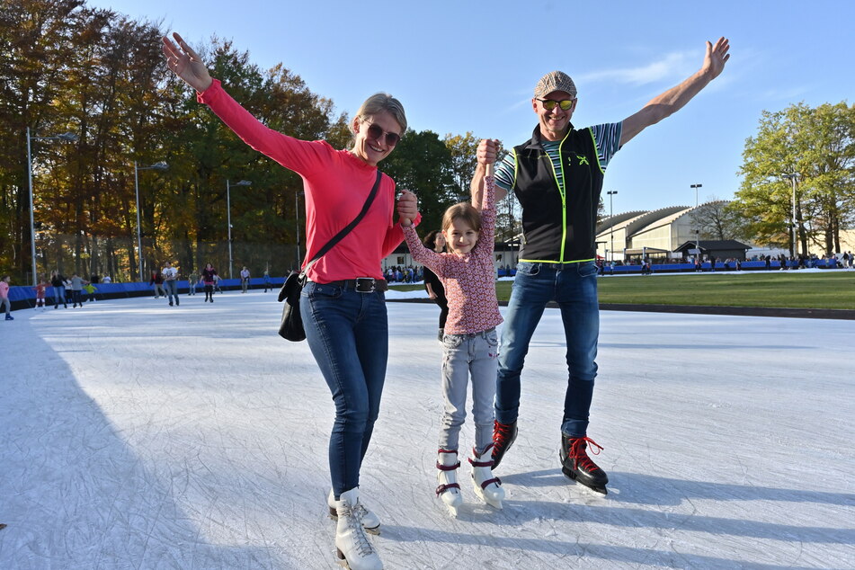 Antje Wildensee (53), Elisabeth (7) und Dirk Mauff (55) genossen den ersten Tag auf der Eisbahn.