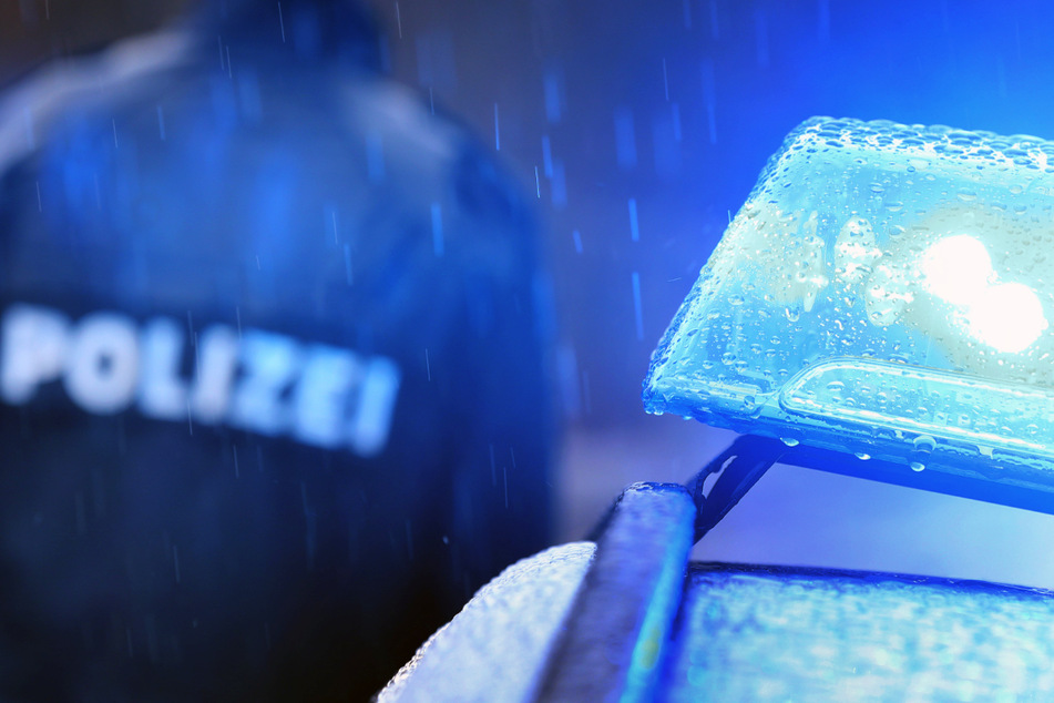Auf Anweisung der angerückten Polizei verließen zahlreiche Besucher die serbisch-orthodoxe Veranstaltung. (Symbolbild)