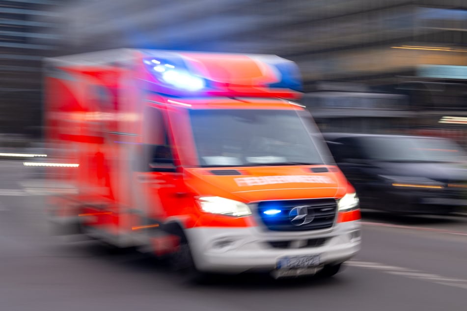 Nach dem Crash brachten Rettungskräfte die Verletzten in eine Klinik. (Symbolbild)