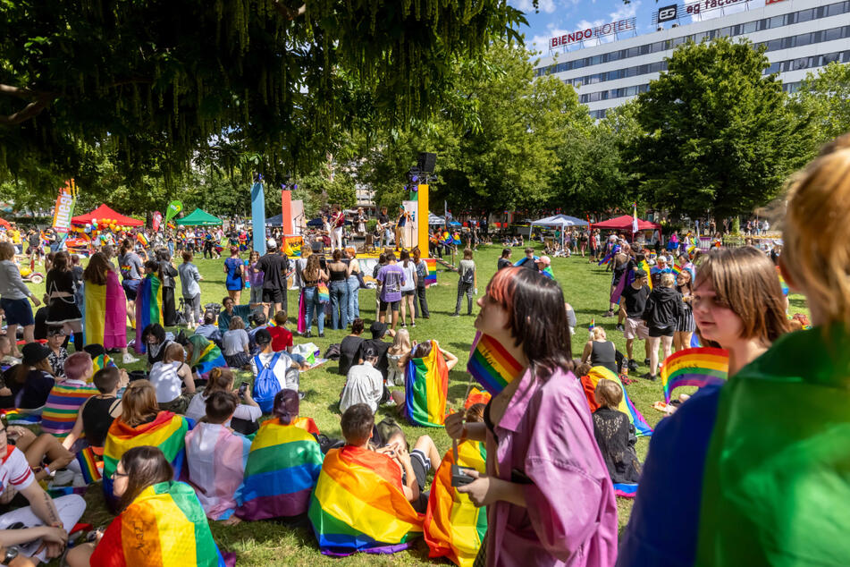 Der Stadthallenpark erstrahlte am Samstagnachmittag in Regenbogenfarben.
