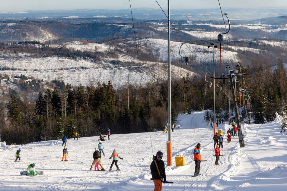 Wintersportfans können sich freuen: Die Ski-Arena Silbersattel in Steinach wird modernisiert. (Archivbild)