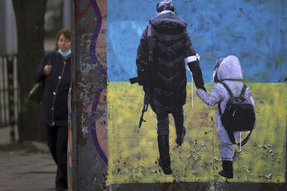 Ein Kunstwerk des bulgarischen Künstlers Stanislav Belovski, das ukrainische Flüchtlinge darstellt. Das Werk wurde Ende März auf eine Wand im Zentrum Sofias gemalt.
