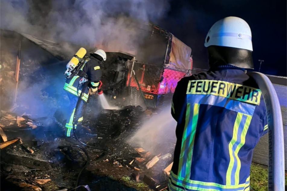 Ein Holzstapel geriet wegen eines nicht ausreichend gelöschten Lagerfeuers in Belgern in Brand – auch ein Lkw wurde beschädigt.