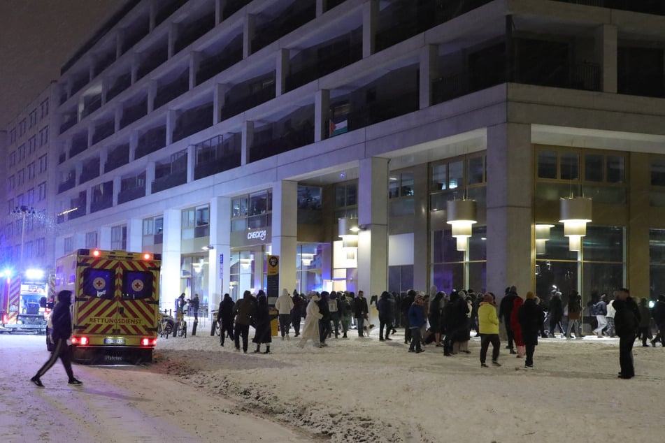 Mehrere Bewohner mussten während des Einsatzes das Gebäude verlassen.