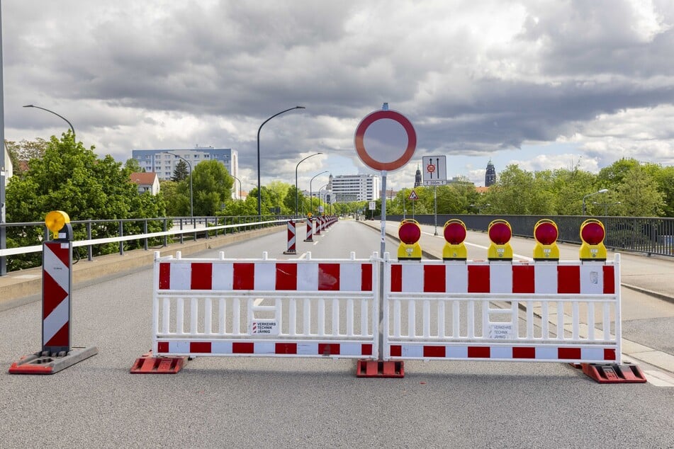 In stadteinwärtiger Richtung existiert eine Sperrung nach dem Queren der DB- und DVB-Gleise. Der Verkehr wird über die Brückenrampe zur Ammonstraße abgeleitet.