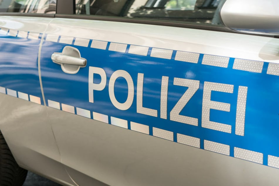 Opel-Fahrerin (30) kracht gegen geparkte Autos und überschlägt sich