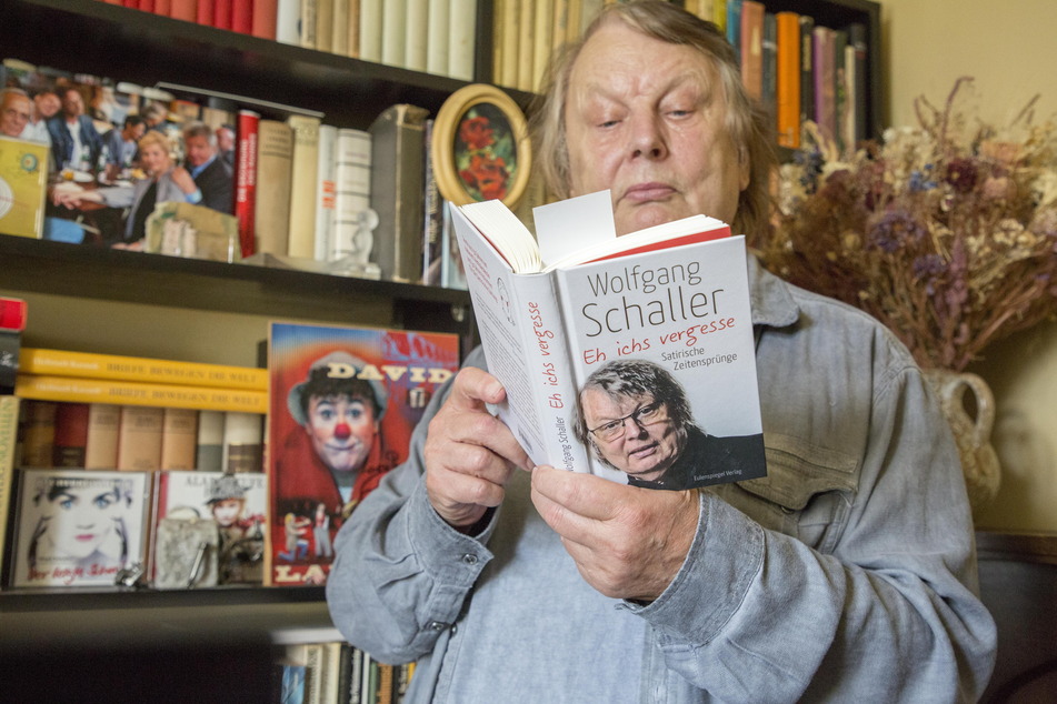 In seinem Arbeitszimmer liest Wolfgang Schaller (81) in seinem Buch "Eh ichs vergesse" (Eulenspiegel Verlag, 255 Seiten, 15 Euro).