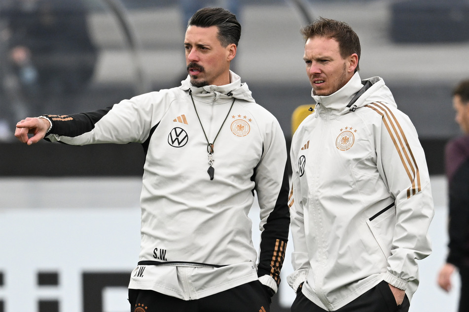 Bundestrainer Julian Nagelsmann (36, r.) und Co-Trainer Sandro Wagner (35) dürften aktuell intensiv über mögliche Aufstellungen für die anstehenden Länderspiele grübeln.