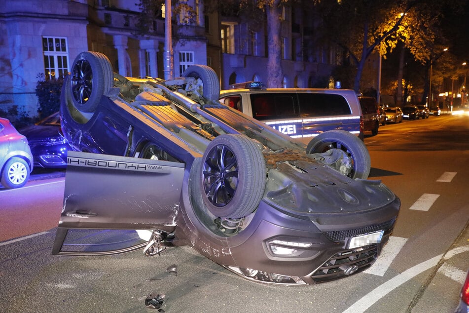 Ein Hyundai kam nach einem Crash auf dem Dach zum Liegen.
