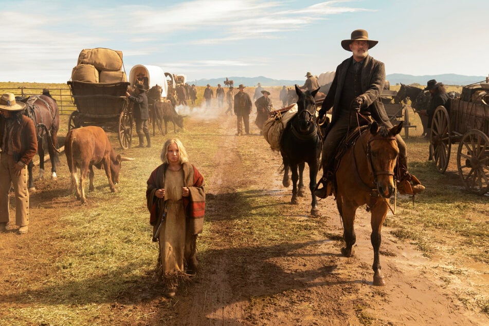Johanna Leonberger (Helena Zengel, v.-l.) und Captain Jefferson Kyle Kidd (Tom Hanks) erleben gemeinsam spannende Abenteuer im Wilden Westen.