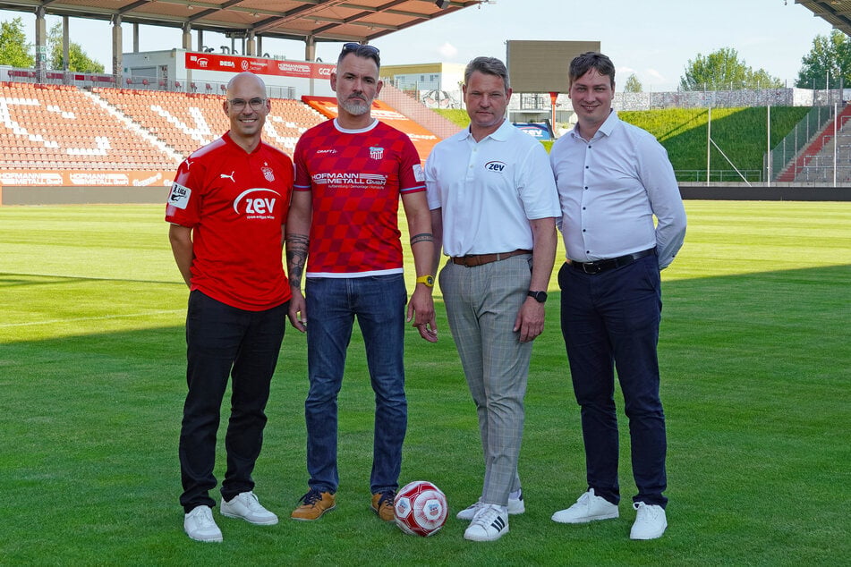 V.l.: Steffen Tostlebe (kaufmännischer Geschäftsführer der ZEV), Christopher Reinhard (Betriebsleiter Hofmann Metall GmbH), André Hentsche (technischer Geschäftsführer der ZEV), André Beuchold (Geschäftsführer der FSV Zwickau Spielbetriebsgesellschaft mbH).