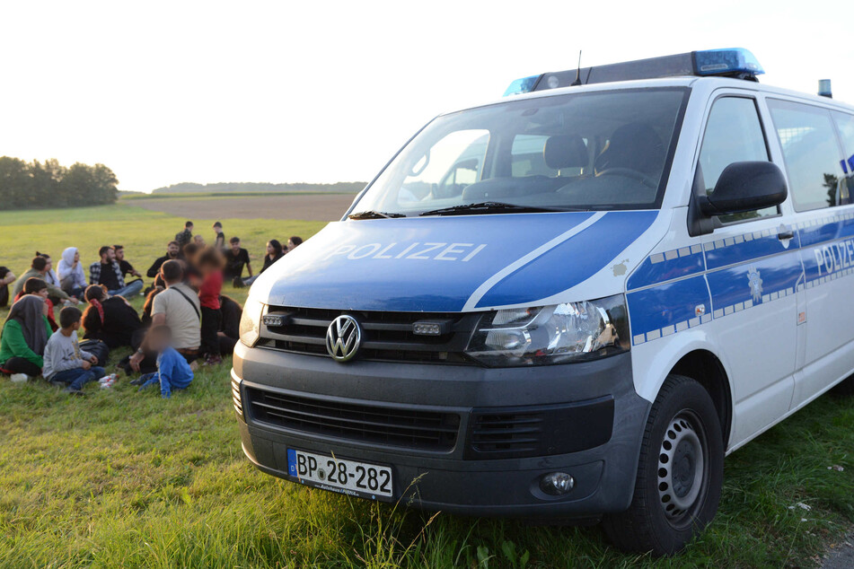 Eine Gruppe von Migranten aus Syrien und der Türkei wurde im September in Oberseifersdorf von der Bundespolizei aufgegriffen. Inzwischen kontrolliert Sachsen verstärkt auch an den Grenzen mit Polen und Tschechien, um illegal Einreisende zu stoppen.