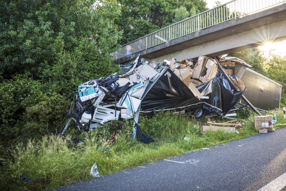 Unfall A2: Tödlicher Unfall auf der A2: Lkw kracht gegen Brücke