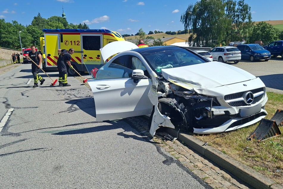 Die Unfallstelle wurde durch die Freiwillige Feuerwehr aus Bretnig-Hauswalde abgesichert. Der Mercedes wurde heftig beschädigt.