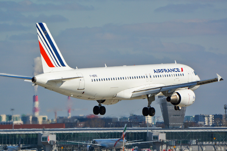 Ein Airbus A320 von Air France musste am gestrigen Sonntag in Dresden zwischenlanden und anschließend nach Berlin weiterfliegen. (Symbolbild)