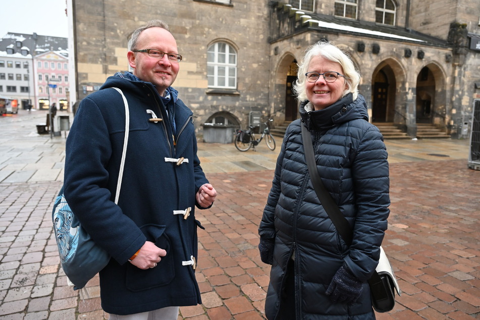 Andreas Wolf-Kather (47, Vosi) und Katharina Weyandt (62, Grüne) wehren sich gegen die Kürzung der Flüchtlings-Sozialarbeit.
