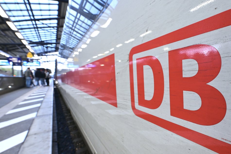 Betrunkener schläft im Gleisbett: Zugverkehr angehalten