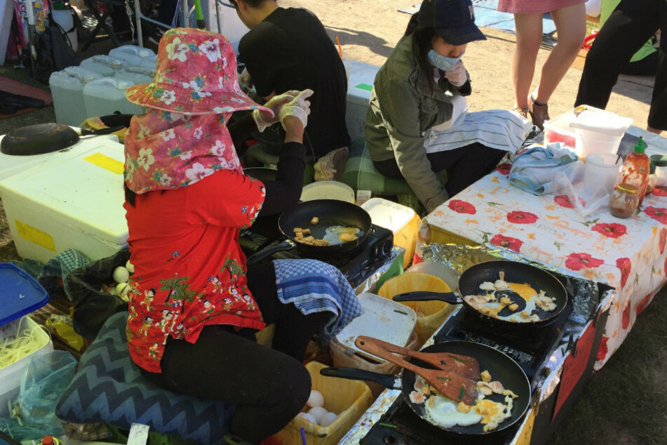 Frauen verkaufen im Preußenpark in Berlin-Wilmersdorf thailändisches Essen. (Archivbild)