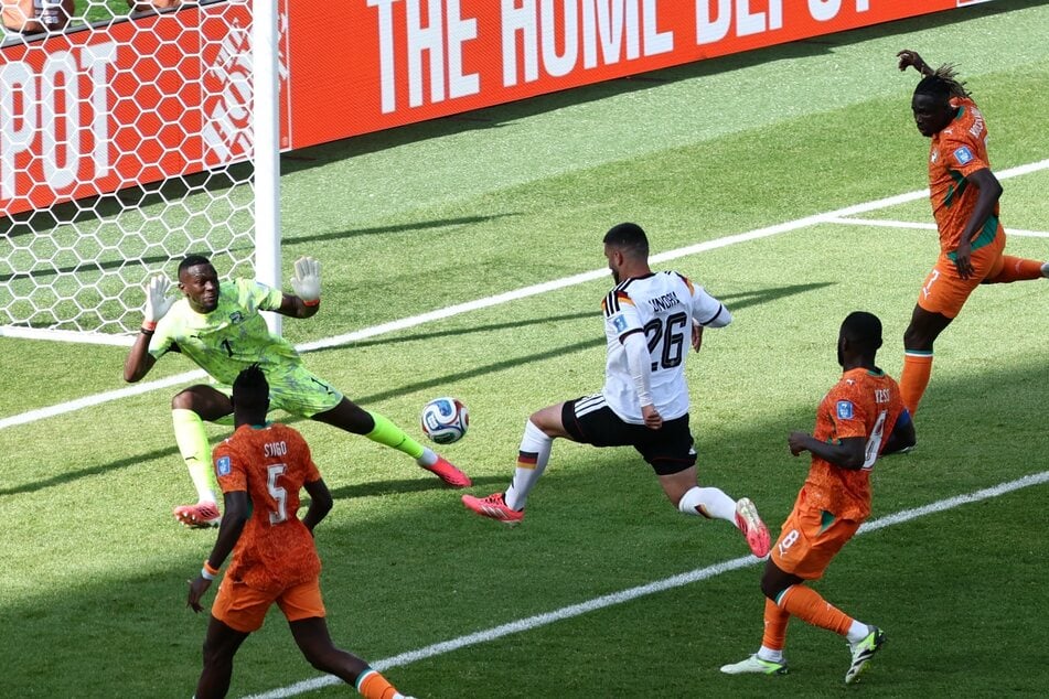 Deniz Undav knallt den Ball zum 1:1 ins Tor.