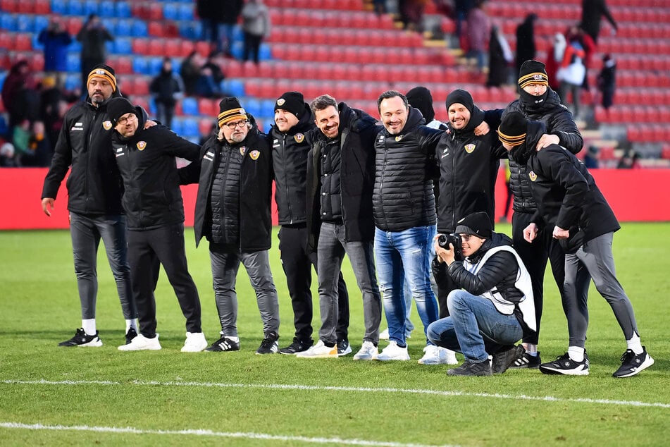 Eine eingeschworene Truppe: Dynamos sportliche Leitung und alles Coaches.