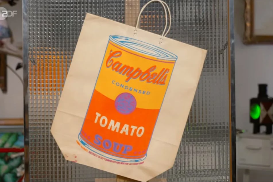 Auf der Außenseite ist das berühmte Campbell's-Suppendosen-Motiv von Pop-Art-Papst Andy Warhol abgebildet.